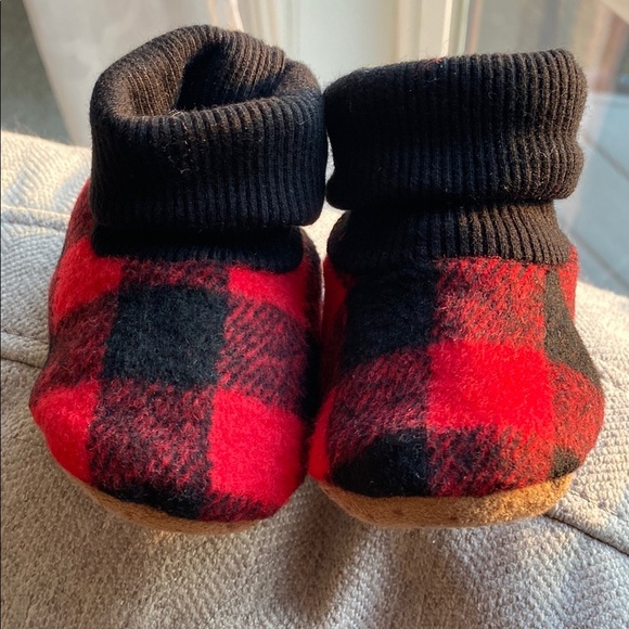NWT 20 pair of Red & Black Plaid Kids Slippers 0-6 M & Grippy Feet Bottoms - Picture 3 of 13